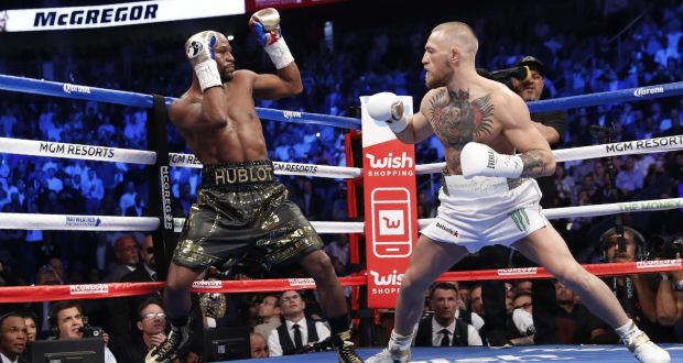 Mayweather memilih bertahan di awal-awal ronde