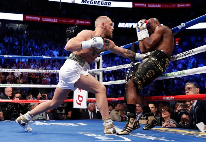 McGregor mencoba menekan Mayweather