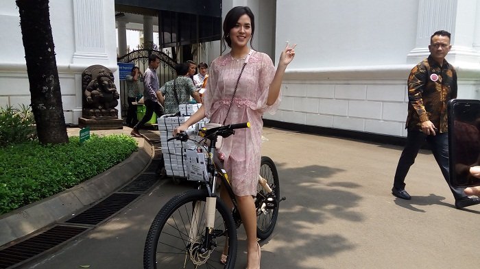 Penyanyi Raisa juga pernah mendapatkan sepeda Jokowi