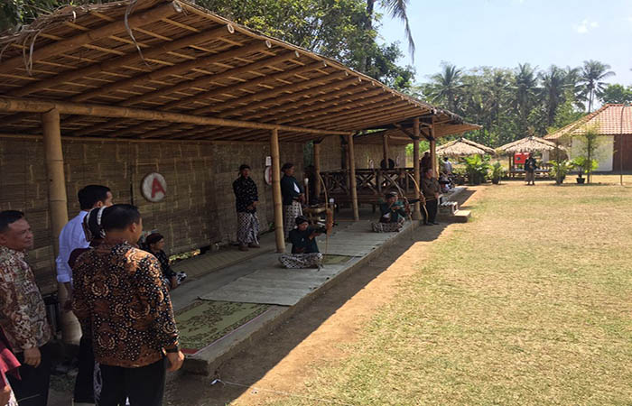 Presiden Jokowi menyaksikan lomba panahan yang diadakan di fasilitas panahan Balkondes Wringin Putih.