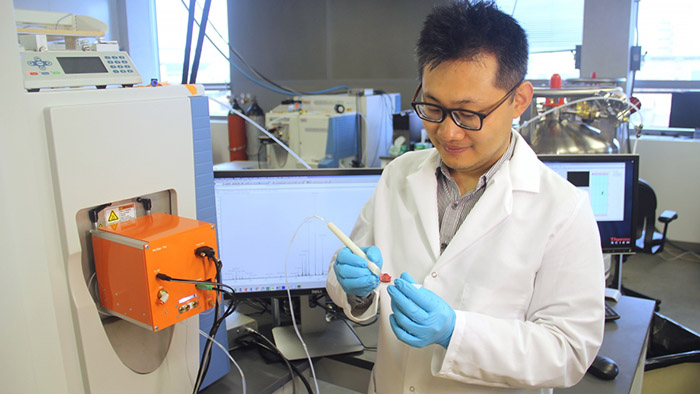 scientist-jialing-zhang-demonstrates-using-the-masspec-pen-to-analyze-a-human-tissue-sample