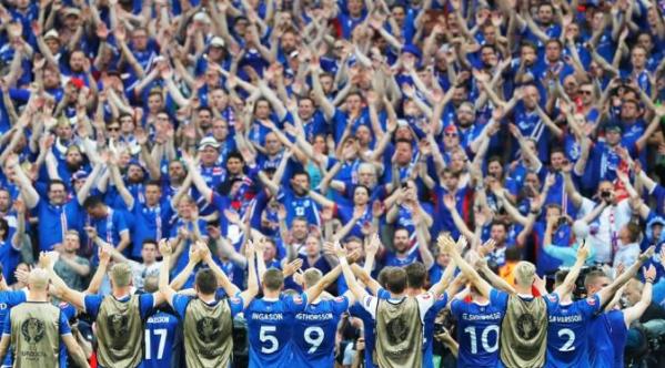 Timnas Islandia selalu menyatu dengan suporternya. 