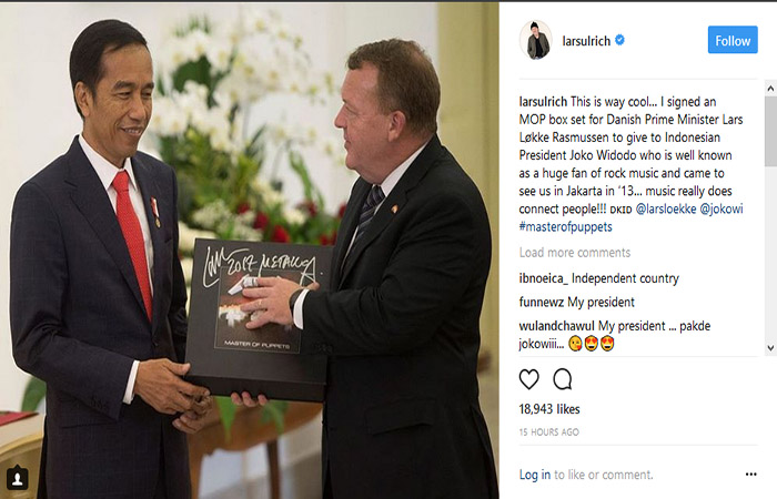Dalam akun instagramnya, Lars Ulrich mengungkapkan kebahagiannya hadiahnya telah diterima Jokowi