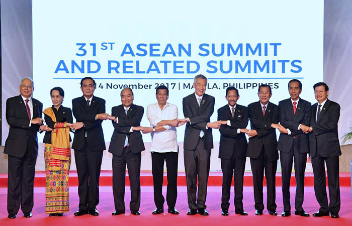 Pemimpin ASEAN berfoto bersama pada KTT ASEAN di Filipina