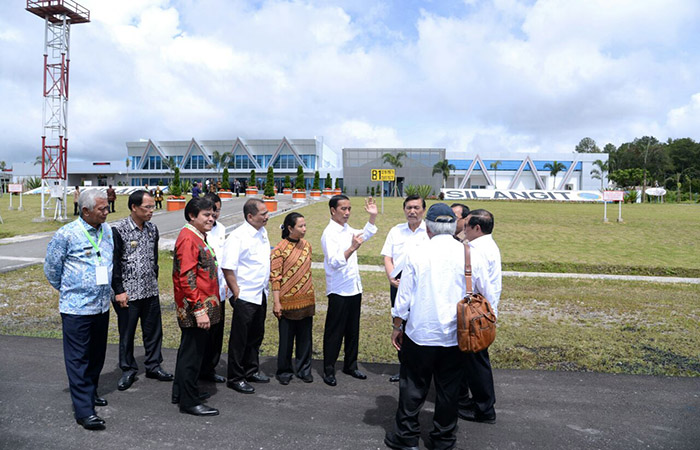 Presiden Joko Widodo bersama sejumlah menteri meninjau Terminal Bandar Udara Internasional Silangit