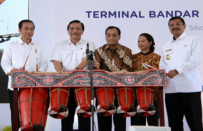 Presiden Joko Widodo bersama sejumlah menteri meresmikan pengoperasian Terminal Bandar Udara Internasional Silangit