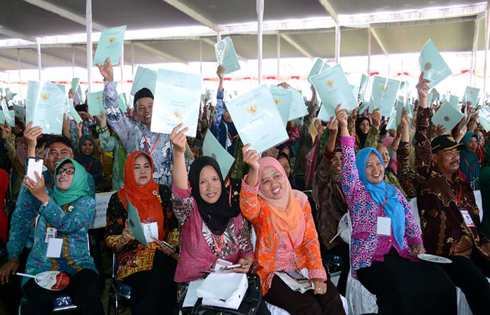 Warga Jawa Timur menunjukkan sertipikat tanah yang diberikan Presiden Joko Widodo