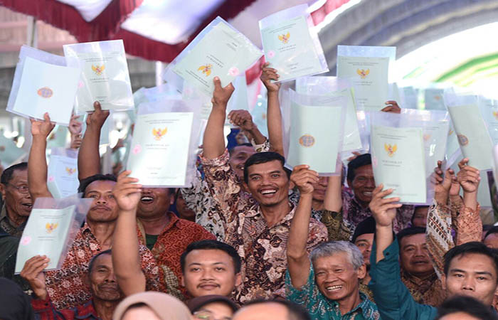 Warga antusias menunjukkan Sertipikat Tanah yang diberikan Presiden Joko Widodo di Kabupaten Sragen