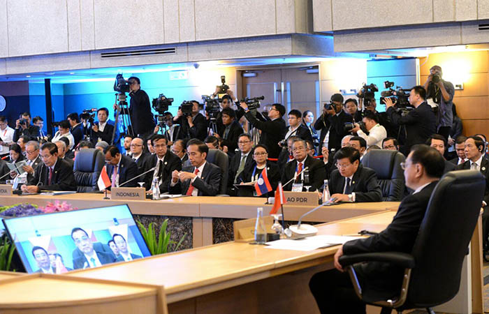 Presiden Jokowi saat menghadiri pertemuan Konferensi Tingkat Tinggi (KTT) ke-20 ASEAN-RRT