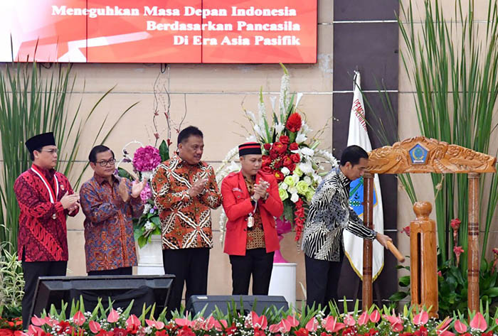 Presiden Joko Widodo membuka Kongres Trisakti Gerakan Mahasiswa Nasional Indonesia (GMNI) XX