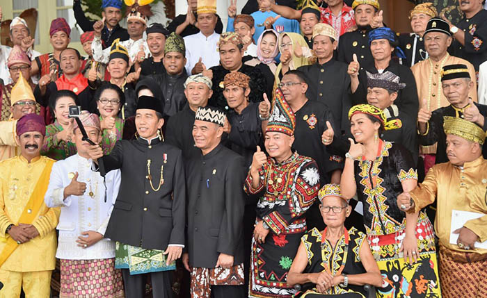 Presiden Joko Widodo saat melakukan audiensi dengan kepala suku seluruh Indonesia atau perwakilannya di Istana Kepresidenan Bogor