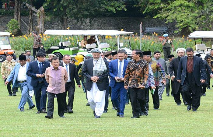Presiden Joko Widodo menerima kunjungan Majelis Tinggi Perdamaian Afghanistan yang dipimpin langsung ketuanya, Mohammad Karim Khalili