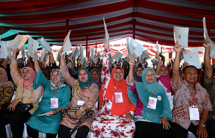 Presiden menyerahkan 7.000 sertifikat tanah untuk masyarakat yang tersebar di sejumlah daerah Sumatera Utara