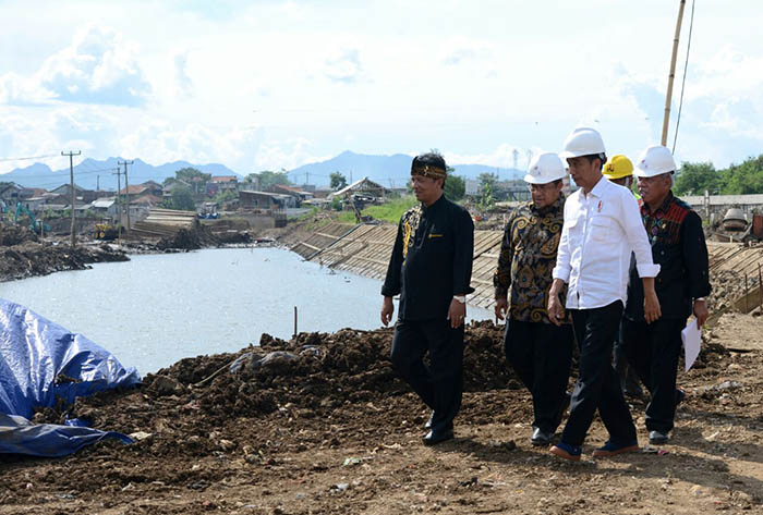 Presiden Joko Widodo meninjau pembangunan infrastruktur pengendalian banjir di Bandung
