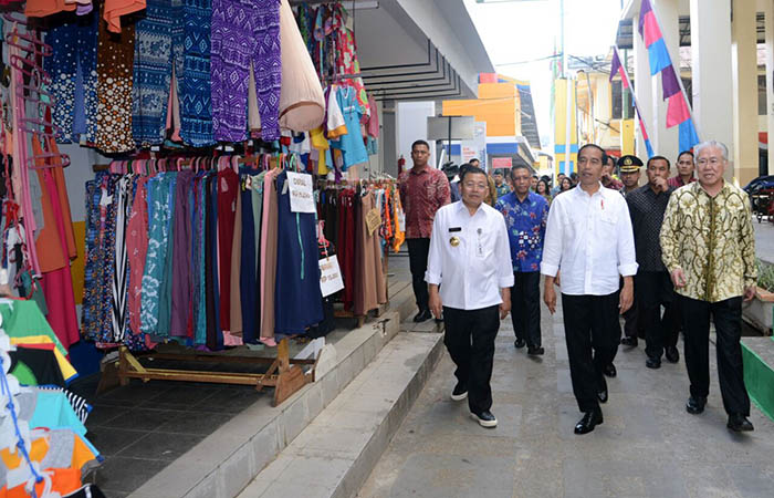 Presiden Joko Widodo meninjau saat meresmikan renovasi Pasar Tengah di Kota Pontianak, Kalimantan Barat