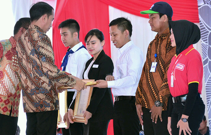 Presiden Joko Widodo menyerahkan Sertifikat Kompetensi Peserta Pemagangan Tahun 2017