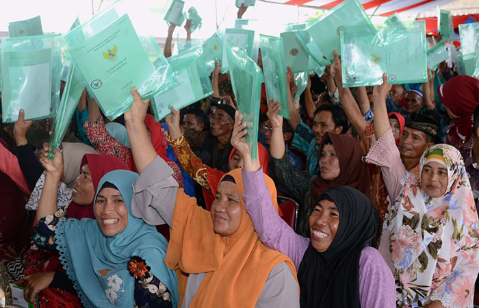 Warga menunjukkan sertifkat tanah untuk rakyat di Pontianak