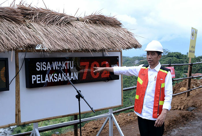 Presiden Joko Widodo meninjau pembangunan bendungan Sukamahi di Kabupaten Bogor