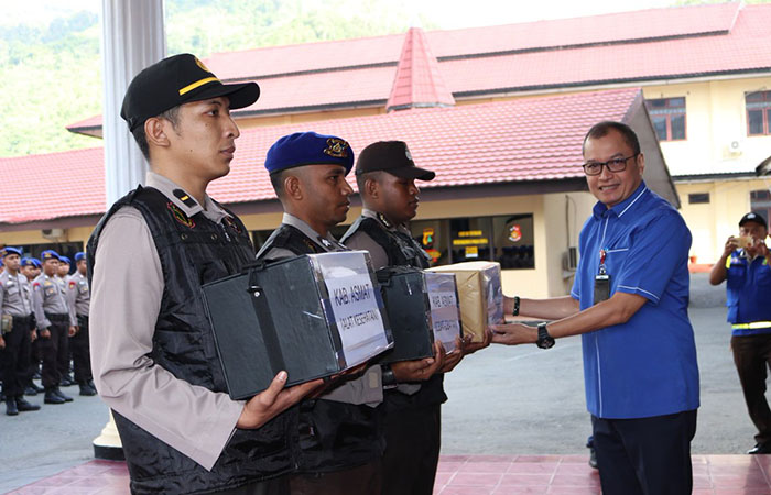 GM MOR VIII Tengku Fernanda menyerahkan bantuan untuk musibah di Kab Asmat