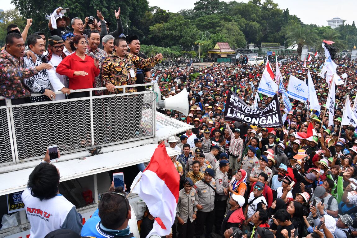 Menteri KP Susi Pudjiastuti bersama para nelayan yang sedang gelar aksi di depan Istana Negara Jakarta
