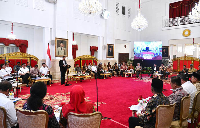 Presiden Joko Widodo bersama seluruh jajarannya menggelar rapat kabinet paripurna perdana di tahun 2018