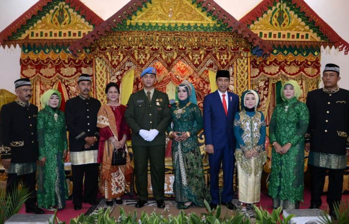 Presiden Joko Widodo dan Ibu Iriana hadir di acara pernikahan Anggota paspampres2