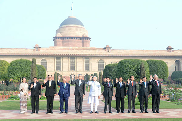 Presiden Joko Widodo foto bersama pemimpin ASEAN dan PM Narendra Modi