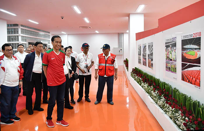 Presiden Joko Widodo meninjau panel dan maket data pembangunan SUGBK