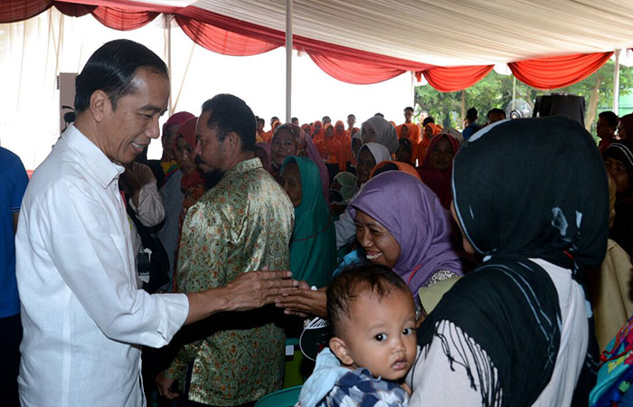 Presiden Joko Widodo menyerahkan bantuan sosial PKH