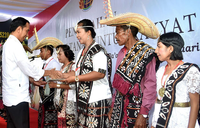 Presiden Joko Widodo menyerahkan sertifikat hak atas tanah kepada masyarakat Pulau Rote, NTT