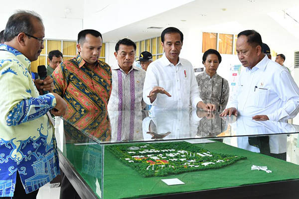 Presiden Joko Widodo saat melakukan peninjauan kampus Institut Tekonologi Sumatera di Lampung Selatan