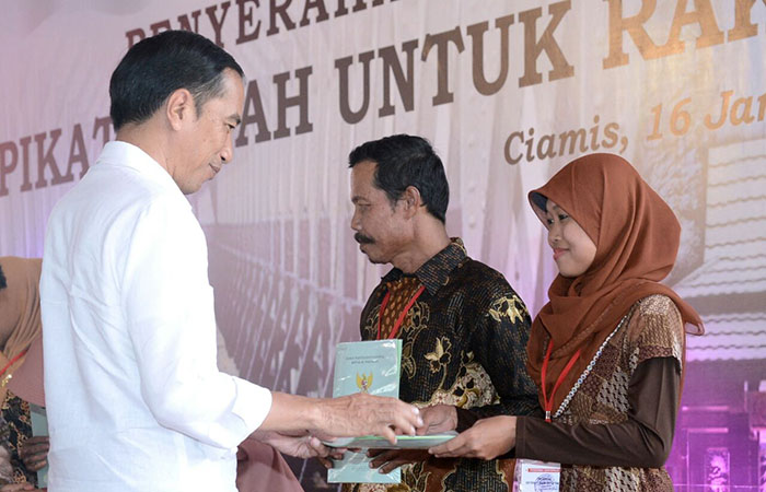 Presiden Joko Widodo saat menyerahkan 5.477 sertifikat kepada masyarakat di Kabupaten Ciamis