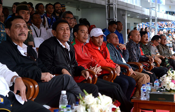 Presiden Joko Widodo tengah menyaksikan Piala Presiden 2018 di Stadion Gelora Bandung Lautan Api