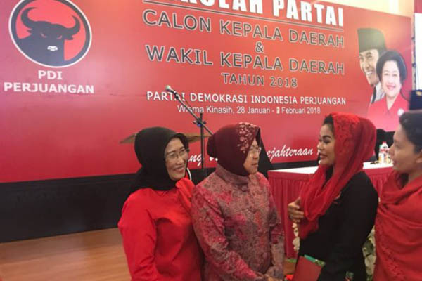 Puti Guntur berdiskusi dengan Wali Kota Surabaya Tri Rismaharini di sekolah partai PDIP