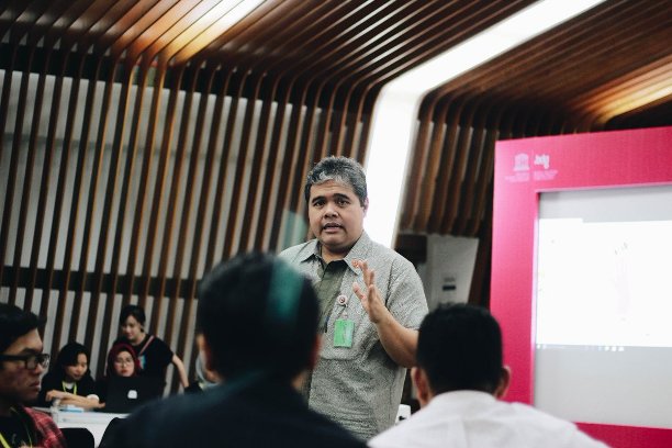 Yanuar Nugroho saat menjadi pembicara di Design Action yang diselenggarakan di kota Bandung, November 2017 lalu.