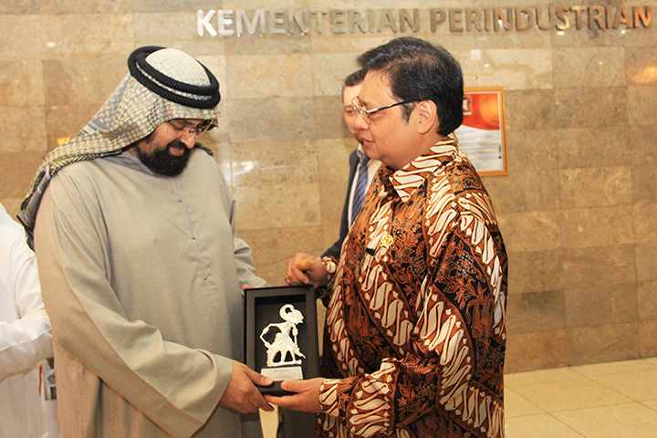 Menteri Perindustrian Airlangga Hartarto memberikan cendramata kepada Delegasi Investor Swasta Persatuan Emirat Arab yang dipimpin oleh CEO Tashyeed Group, Zayed Bin Owaidah Al Qubaisy