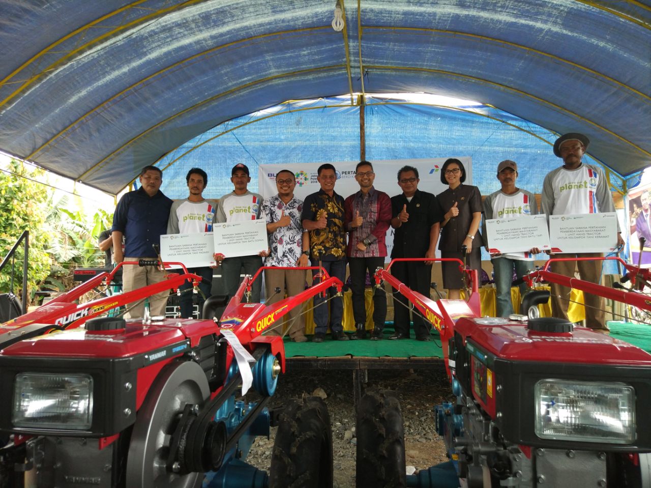 Unit Manager Communication & CSR, M. Roby Hervindo bersama Operation Head Terminal BBM Luwuk, Sjamsir, menyerahkan bantuan Hand Tractor kepada masing-masing ketua kelompok tani, Banggai, Senin (19/2)