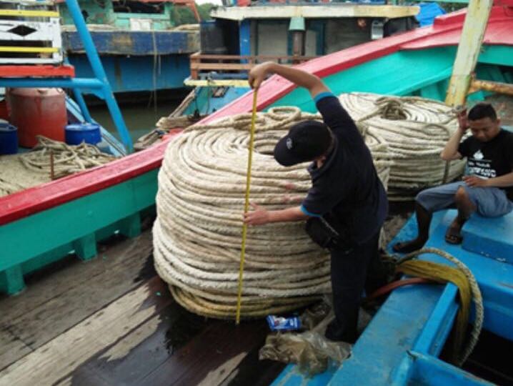 Tim Khusus Peralihan Alat Tangkap yang Dilarang sedang melakukan pengukuran di Kapal Nelayan Tegal