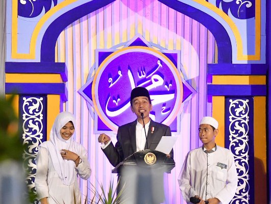 Presiden saat mengunjungi Pondok Pesantren Salafiyah Syafi'iyah Sukorejo KH R Achmad Azaim Ibrahimy. Menjaga keberagaman selalu menjadi agenda utamanya di samping memeratakan pembangunan hingga ke daerah (Foto: KSP)