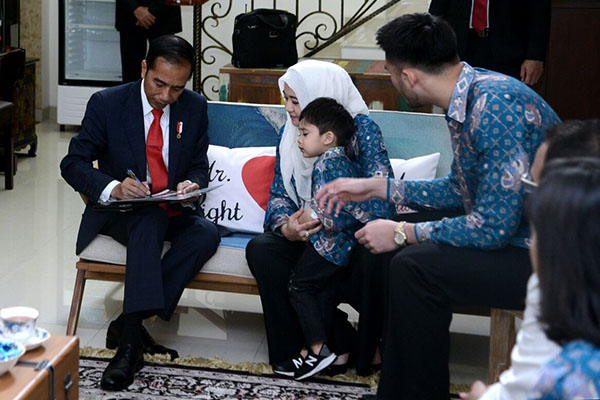 Presiden Joko Widodo bertakziah ke rumah Alm Sys NS