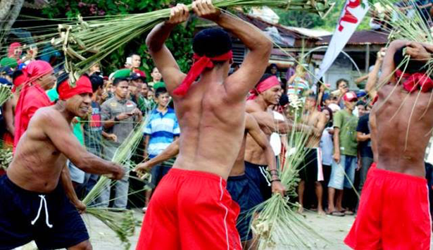 Tradisi Pukul Sapu di Maluku Tengah