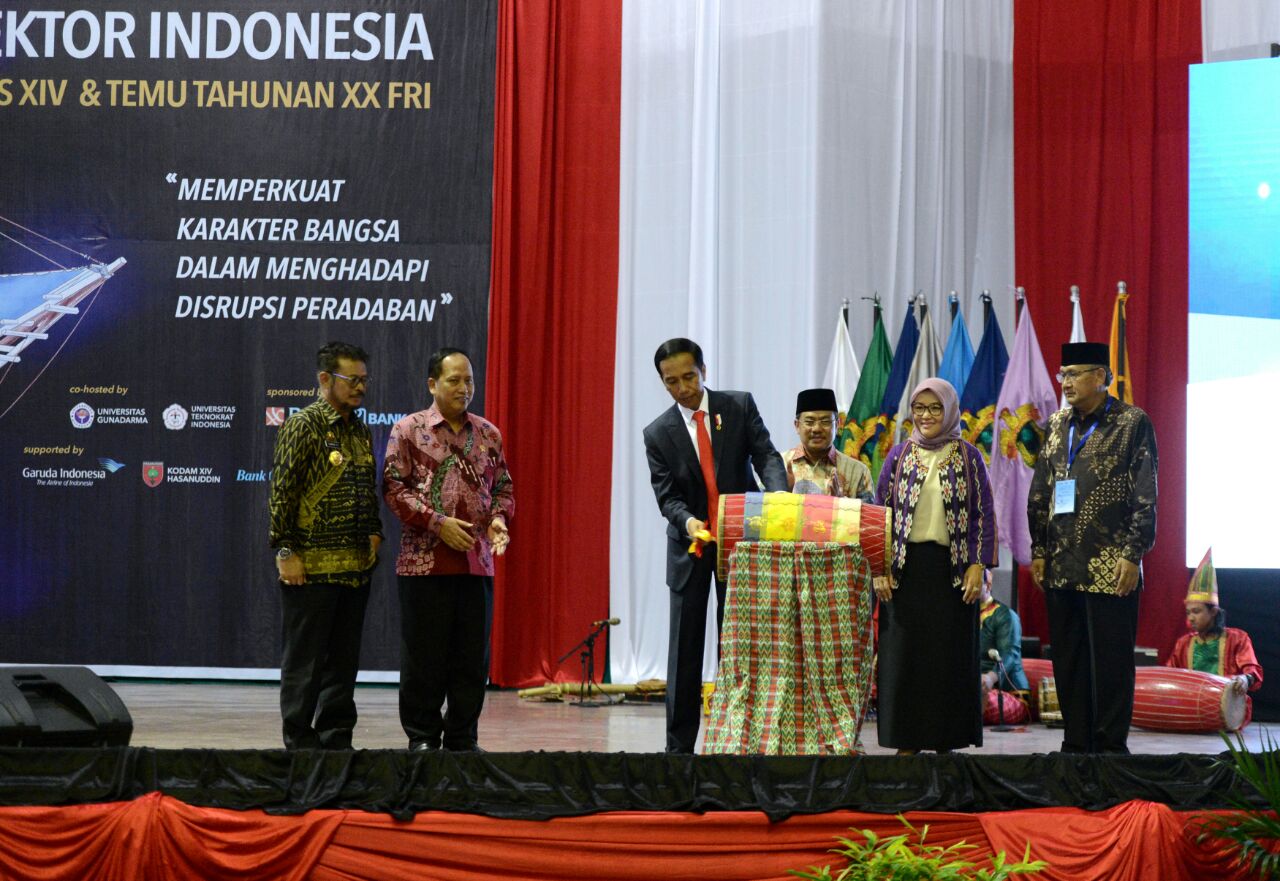 Presiden Jokowi Minta Sesama Perguruan Tinggi Saling 
