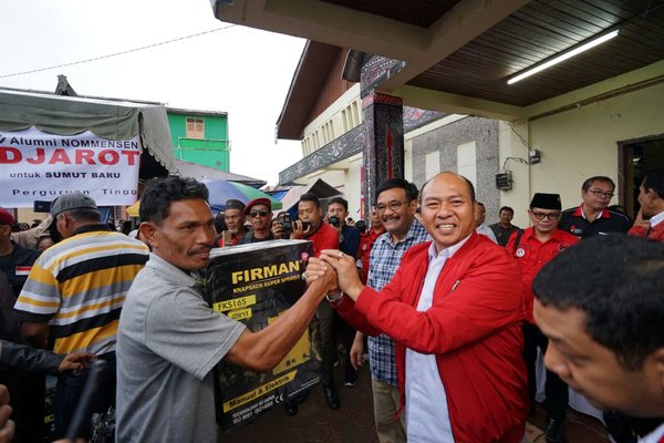 Bupati Taput Nikson Nababan dan Cagub Sumut Djarot Saiful Hidayat menyerahkan bantuan alat-alat tani 