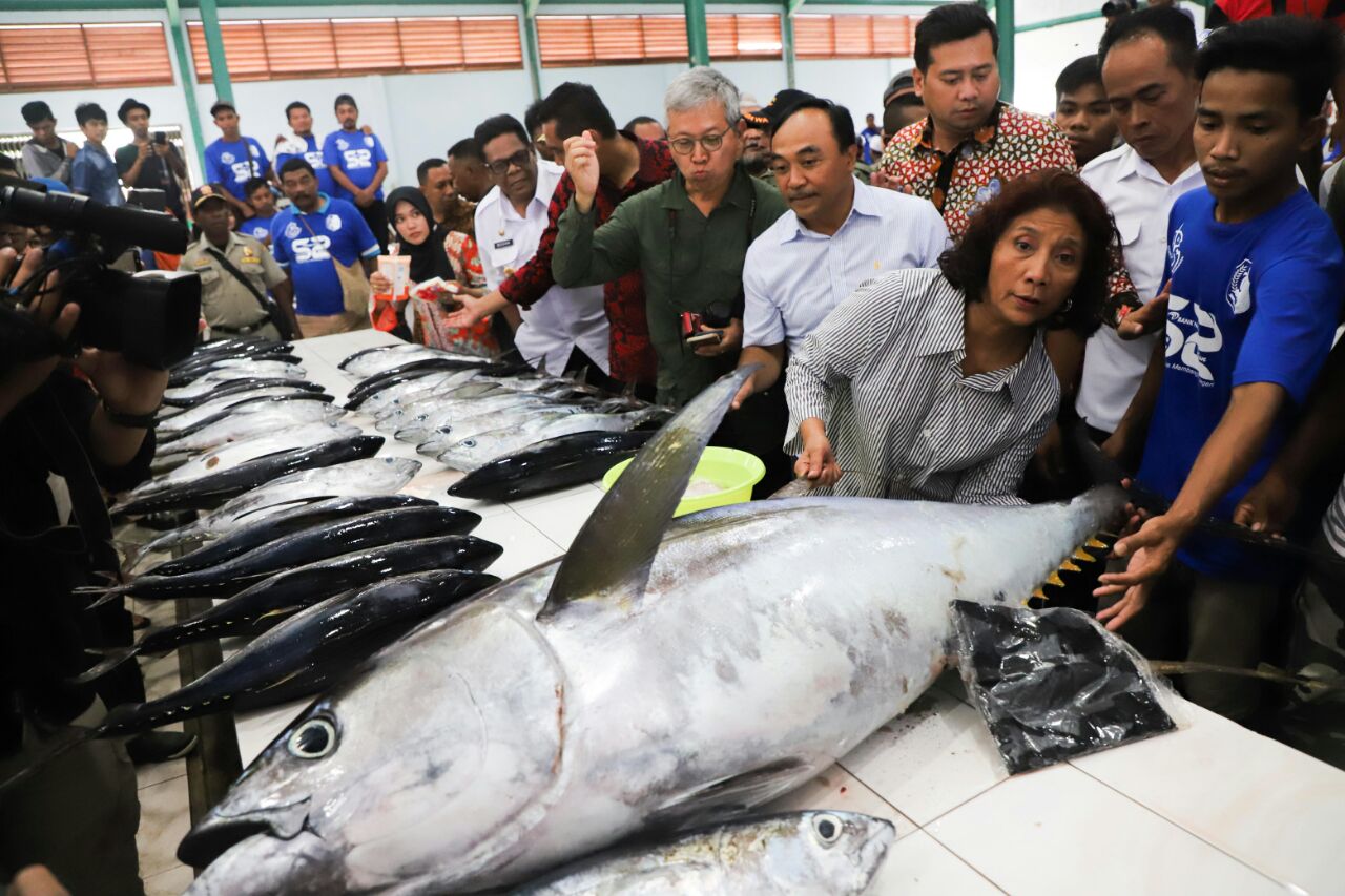 Menteri Kelautan dan Perikanan Susi Pudjiastuti di hasil tangkapan dan kuliner di Pasar Ikan Waneri Tanjung Wagon, Fakfak, Papua Barat