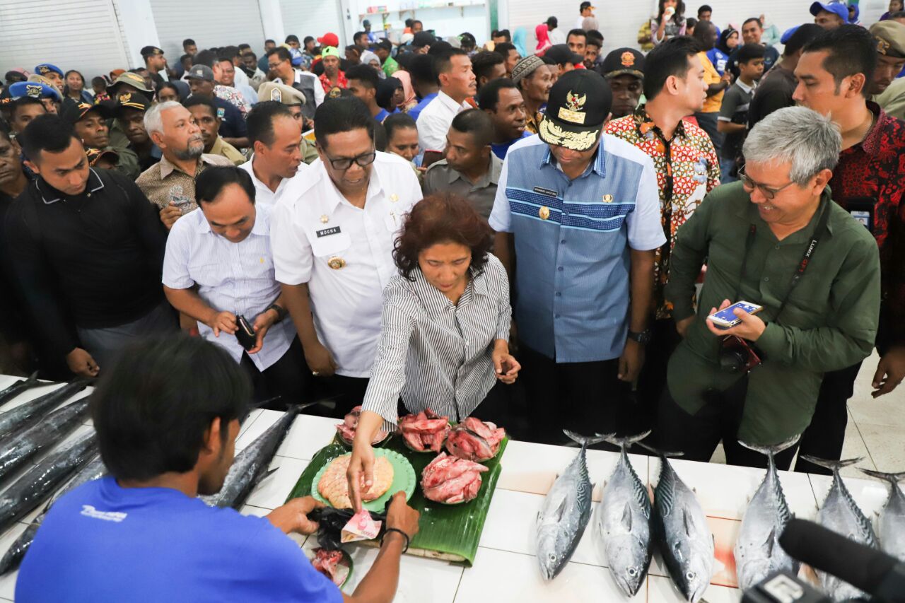 Menteri Kelautan dan Perikanan Susi Pudjiastuti saat mengunjungi hasil tangkapan dan kuliner di Pasar Ikan Waneri Tanjung Wagon, Fakfak, Papua Barat, Jumat (23/3)