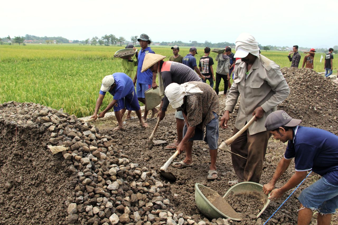 Desa Kempek, Kecamatan Gempol, Kabupaten Cirebon yang melaksanakan PKT irigasi kecil dan jalan produksi.