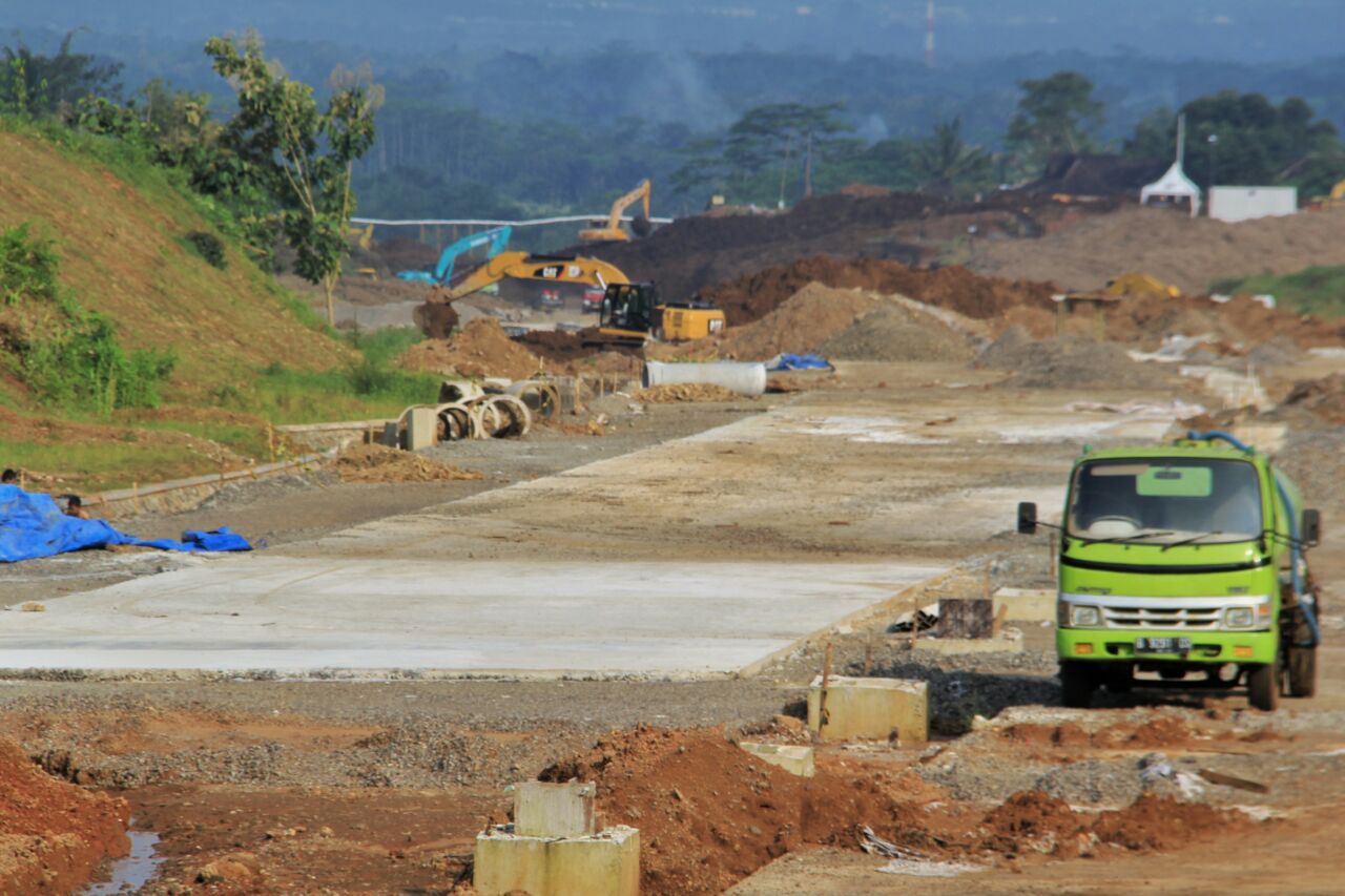 Progres pembangunan Jalan Tol Jakarta-Surabaya