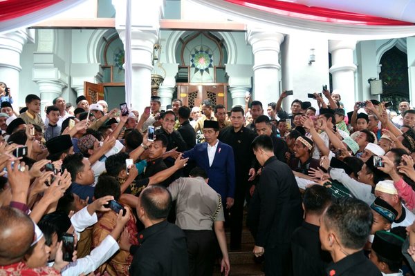 Presiden Serahkan 458 Sertifikat Wakaf di Jawa Timur