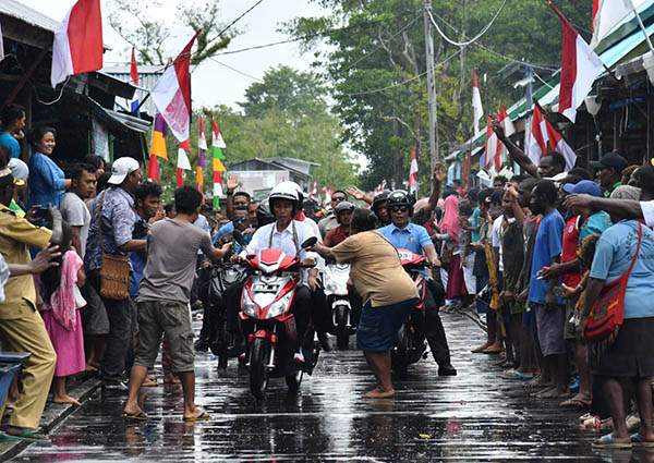 Begitu pula seorang warga yang berusaha mendekat dan ingin memegang Presiden Jokowi