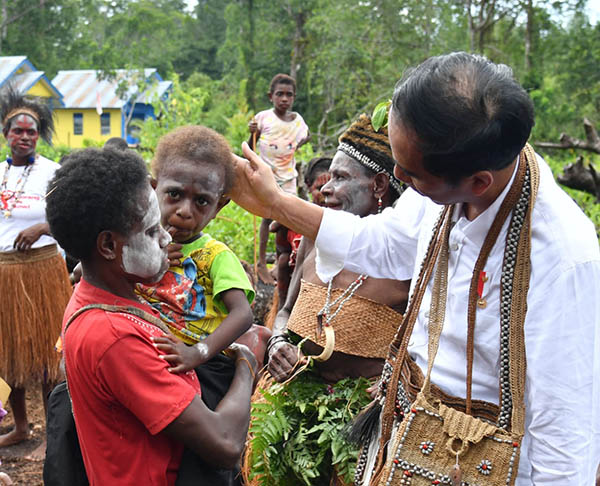 Presiden Jokowi tiba di lokasi acara menyapa seorang anak Asmat